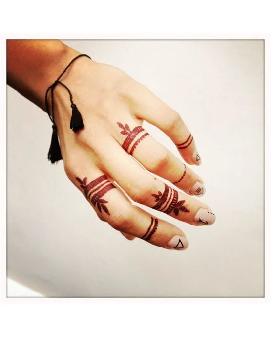 Diamond Tendril Flow Blending Into Finger Mehndi Design